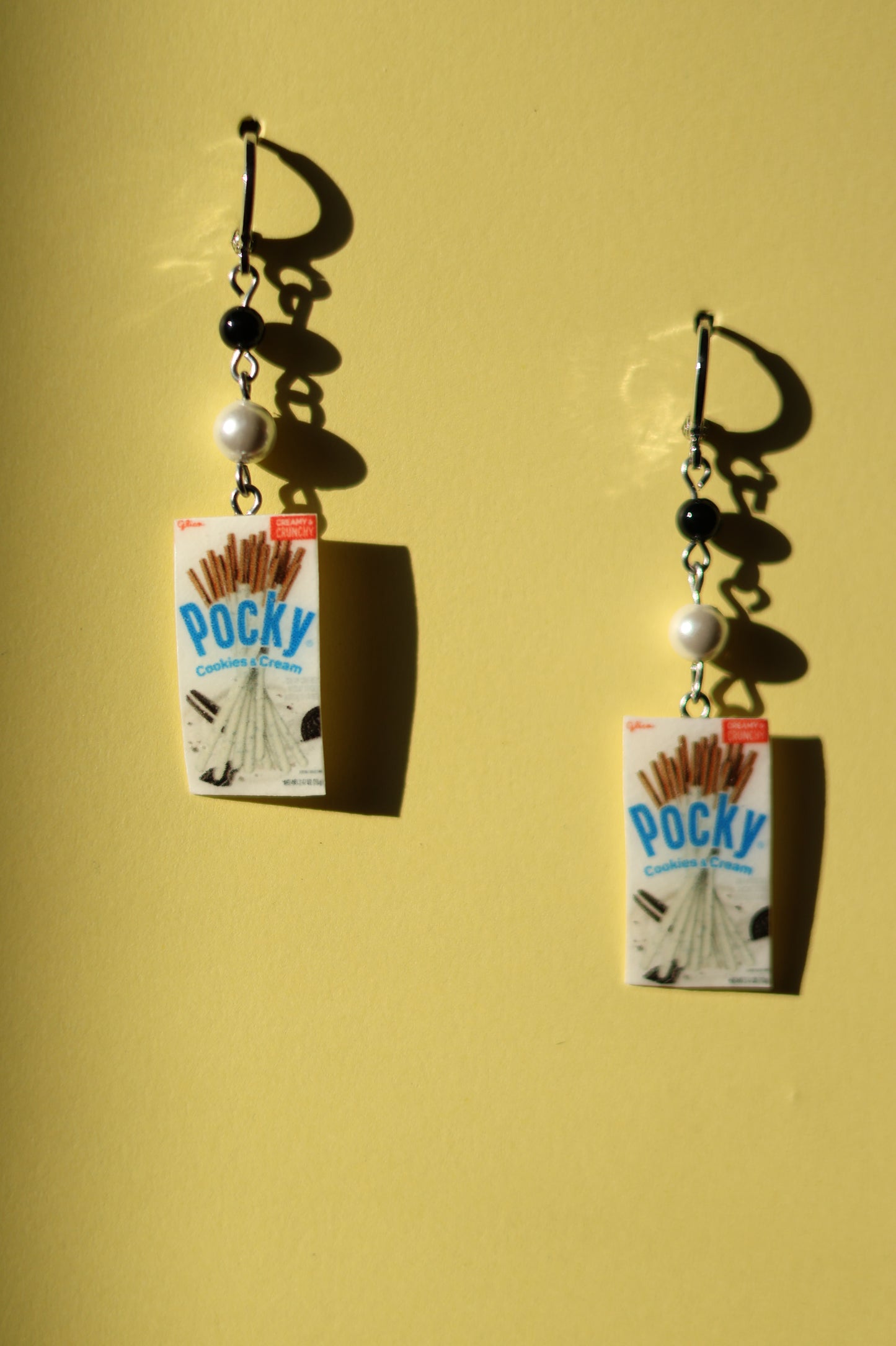 Crunch! No.20 cookies & cream Pocky Huggies