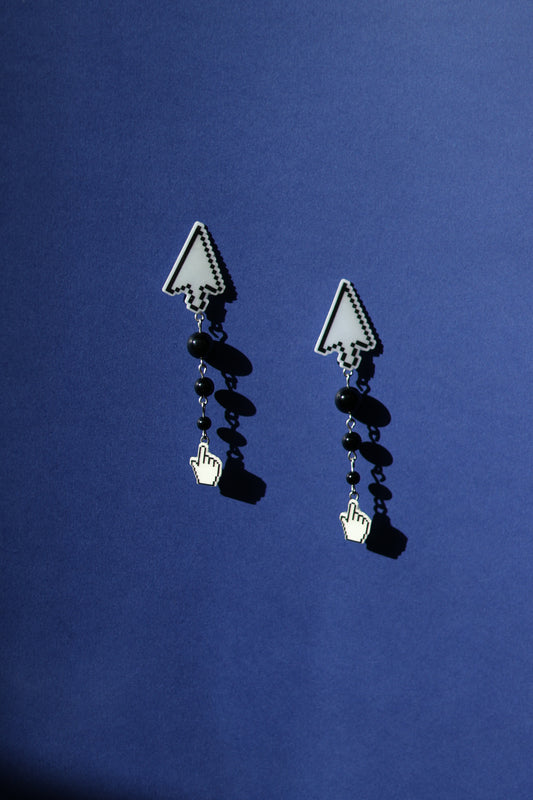 Click! No.6 arrow cursor stud earrings