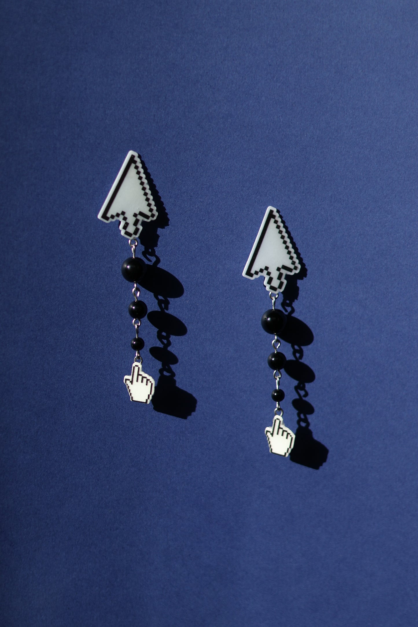 Click! No.6 arrow cursor stud earrings