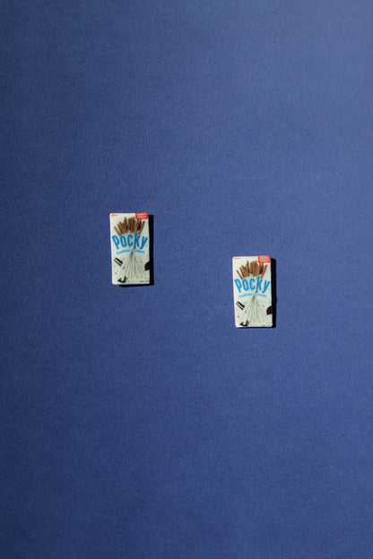 Crunch! No.15 cookies & cream Pocky studs