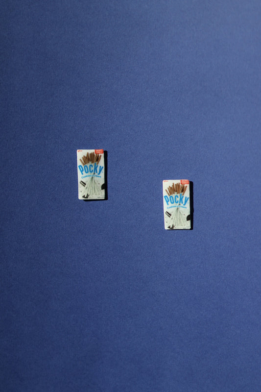 Crunch! No.15 cookies & cream Pocky studs