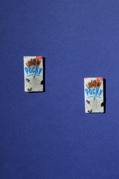 Crunch! No.15 cookies & cream Pocky studs